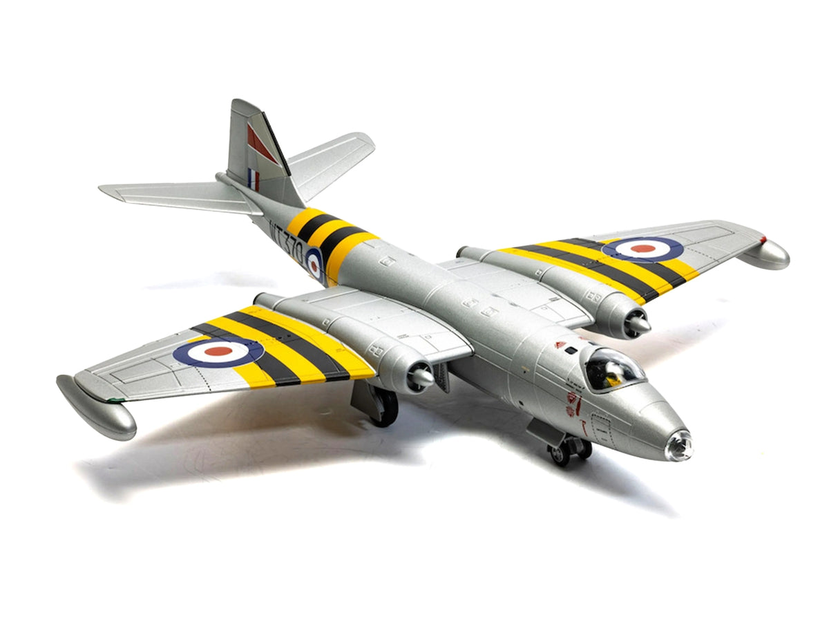 English Electric Canberra B.6 Aircraft "WT370 Wg. Cdr. Paul Mallorie No.139 Squadron Operation Musketeer" (1956) Royal Air Force "The Aviation Archive" Series 1/72 Diecast Model Car by Corgi
