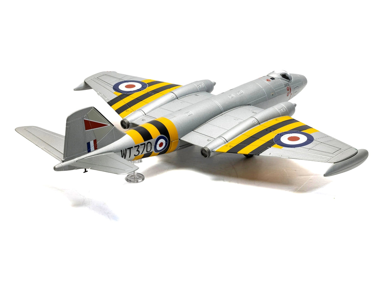 English Electric Canberra B.6 Aircraft "WT370 Wg. Cdr. Paul Mallorie No.139 Squadron Operation Musketeer" (1956) Royal Air Force "The Aviation Archive" Series 1/72 Diecast Model Car by Corgi