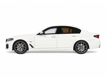 2023 BMW 545e xDrive M Sport Alpine White 1/18 Model Car by GT Spirit