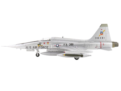 Northrop F-5A Freedom Fighter Aircraft "38381" (1960s) United States Air Force "Air Power Series" 1/72 Diecast Model by Hobby Master